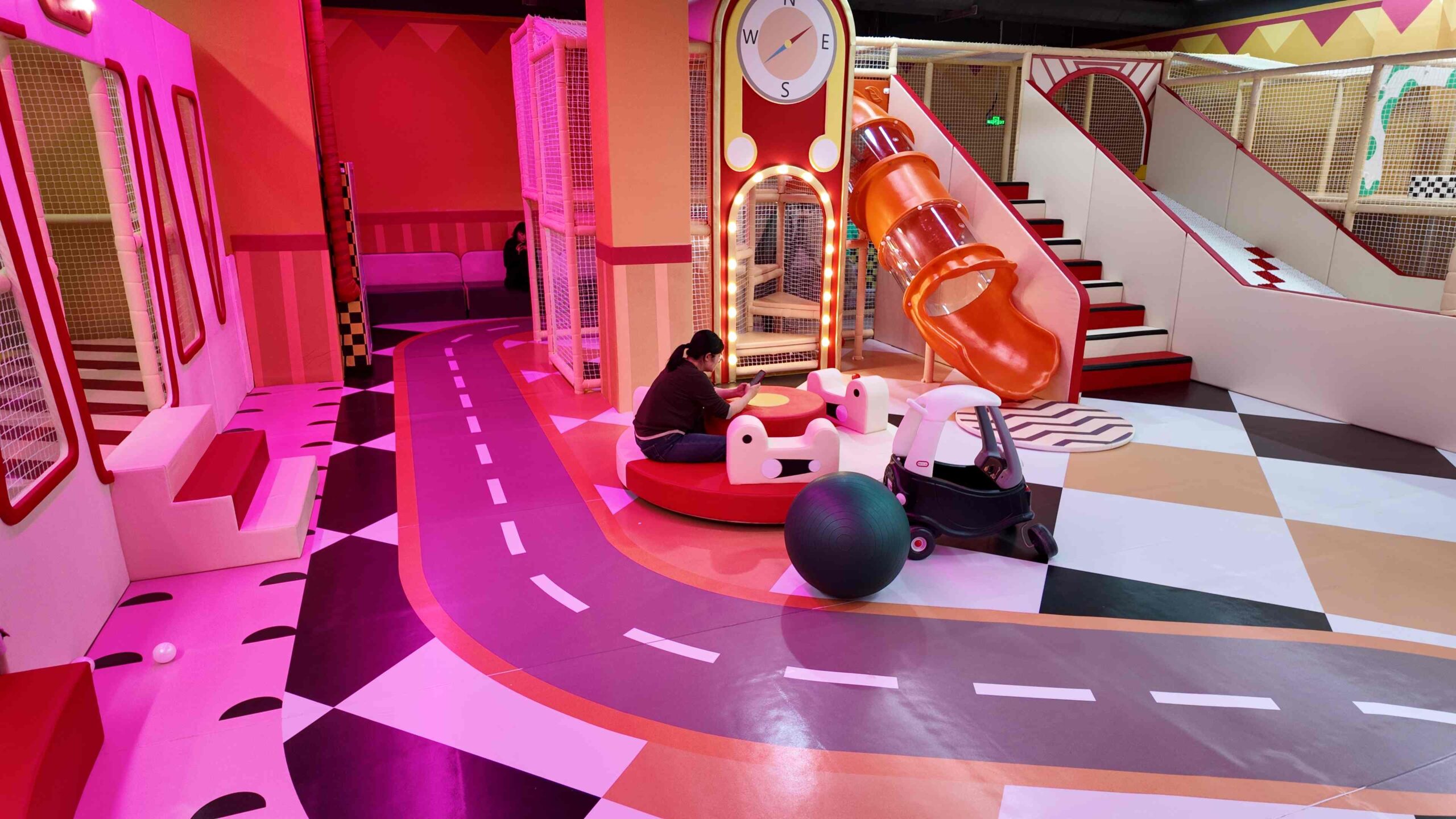 常德開潮玩運(yùn)動(dòng)館？選對(duì)整場設(shè)計(jì)+設(shè)備源頭廠家，蜜動(dòng)游樂讓你少走3年彎路